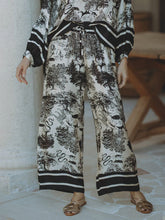 Pantalones anchos y holgados con estampado floral de jungla de satén